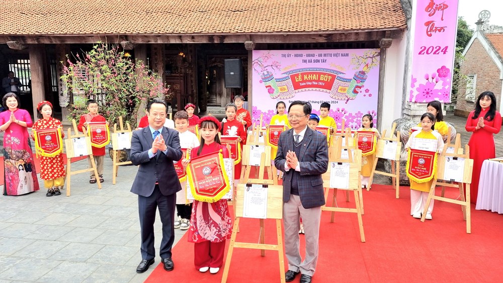 Lãnh đạo Sở Giáo dục và Đào tạo Hà Nội trao giải Đặc biệt hội thi khai bút đầu xuân cho em Phạm Bảo Ngọc - học sinh Trường Tiểu học Trung Sơn Trầm