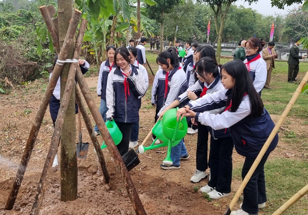 Học sinh thị xã Sơn Tây tham gia trồng cây